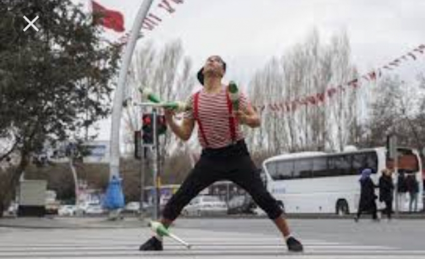 Başkent trafiğinde jonglör gösterisi
