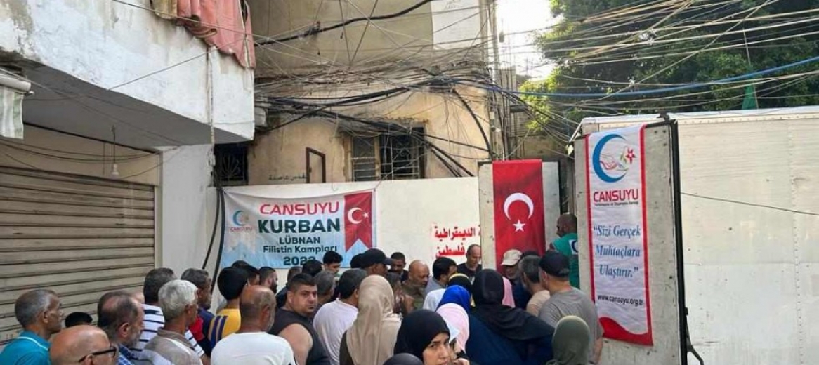 Cansu’yu Deprem Bölgesinde Kurban Eti Dağıttı