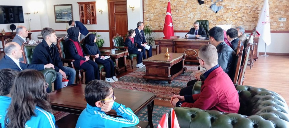 Derece alan öğrencilerden kaymakama ziyaret.