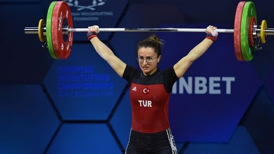 Halterde 98 kiloyu kaldıran Aysel Özkan’a Bronz madalya