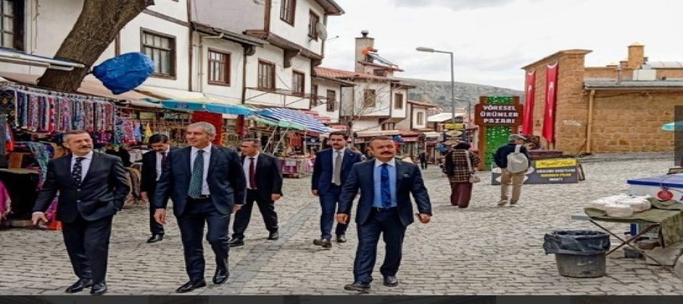 Beypazarı kaymakamı misafirlerine Beypazarıni gezdirdi.