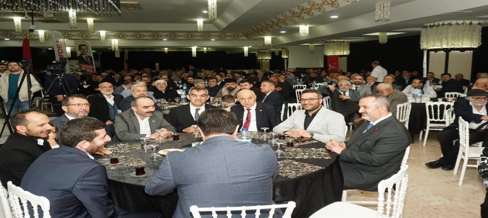  Mahmut Arıkan memleketi Kayseri'de hemşerileriyle bayramlaştı.