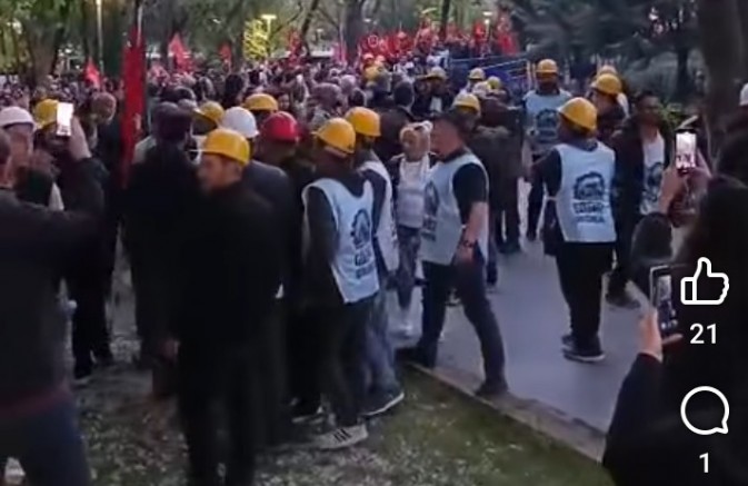 Maden işçileri evlerine dönüyor.