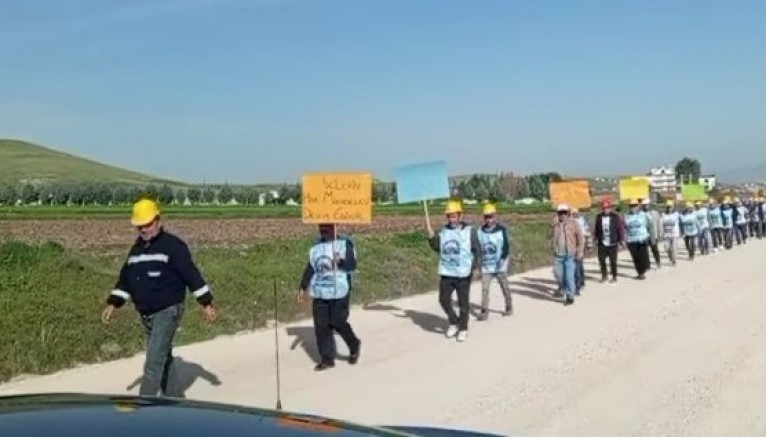 Madenciler mola verdikleri Akkaya köyünden Ayaşa yürümeye başladılar.