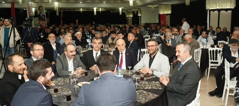  Mahmut Arıkan memleketi Kayseri'de hemşerileriyle bayramlaştı.