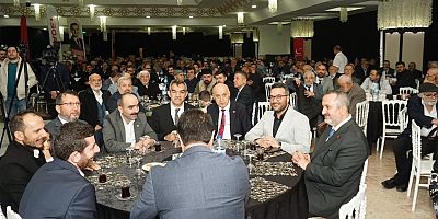  Mahmut Arıkan memleketi Kayseri'de hemşerileriyle bayramlaştı.