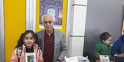 Yazar Ahmet Yıldırım kitaplarını imzalıyor